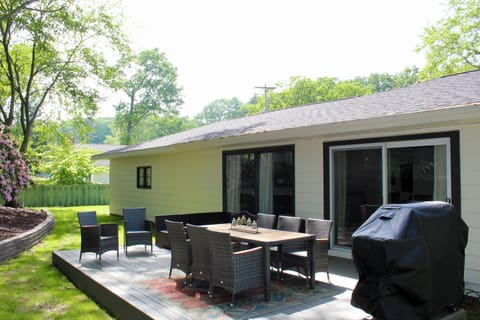 private back deck area w gas grill