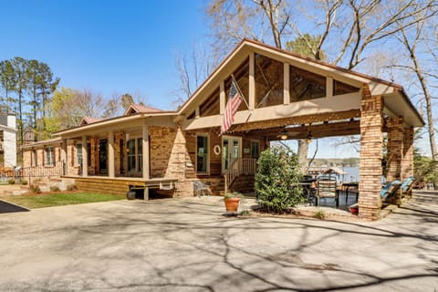 Leesburg Vacation Rental | 4BR | 2BA | 2,300 Sq Ft | Stairs Required