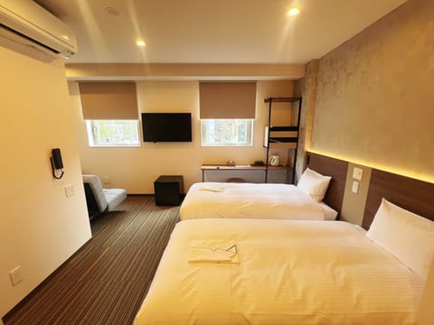 Business Triple Room | Desk, laptop workspace, soundproofing, free WiFi