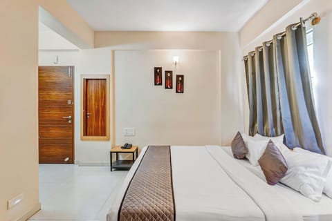 Deluxe Double Room, City View | Egyptian cotton sheets, premium bedding, desk, laptop workspace