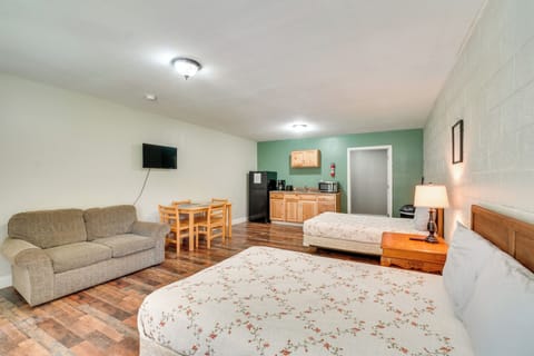 Briceville Vacation Rental | Studio | 1BA | 4 Steps Required | 425 Sq Ft