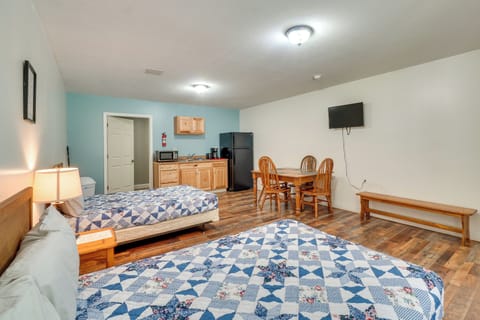Briceville Vacation Rental | Studio | 1BA | Steps Required | 425 Sq Ft