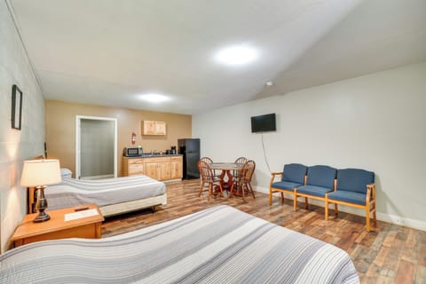 Briceville Vacation Rental | Studio | 1BA | Steps Required | 425 Sq Ft