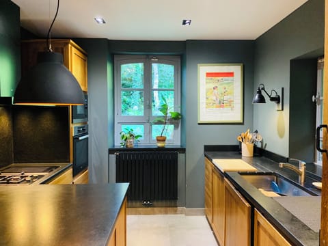 Cuisine en chêne massif et pierre noire du Mozambique