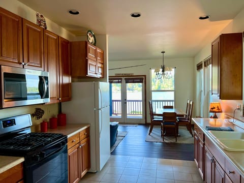 Experience the heart of lakeside living in every bite. Your kitchen by the lake awaits.