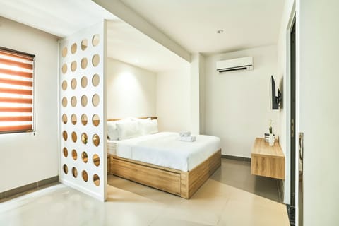 Studio Suite | Premium bedding, pillowtop beds, desk, laptop workspace