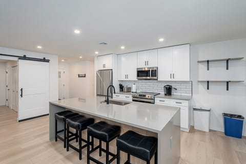 Lunch counter seats 4