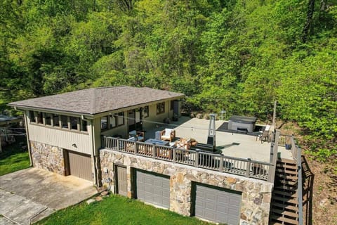 2nd Level 1BR Penthouse with Hot Tub and Terrace! Sleeps 5!