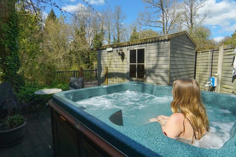 Cottage | Outdoor spa tub