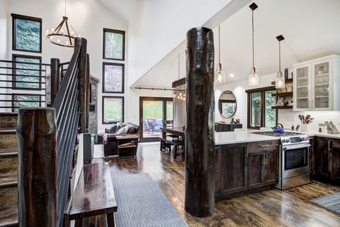 House, 4 Bedrooms | Private kitchen | Oven
