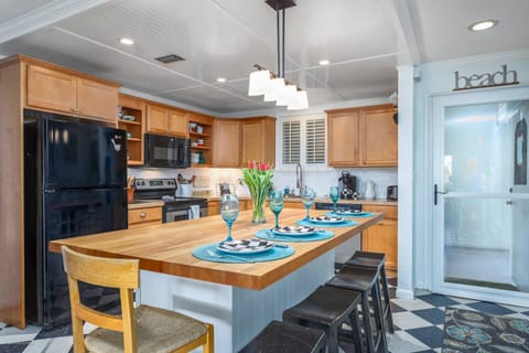 Condo (Kingston Arms 1st Fl Cottage) | Private kitchen