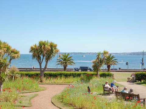 Surrounding area | Belgrave Sands Apartment, Torquay Seafront