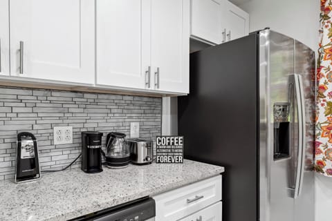 Contemporary cooktop and a stylishly designed, fully equipped kitchen.