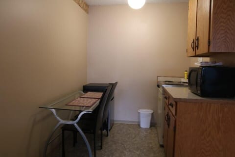 Deluxe Queen Room | Desk, laptop workspace, free WiFi, bed sheets