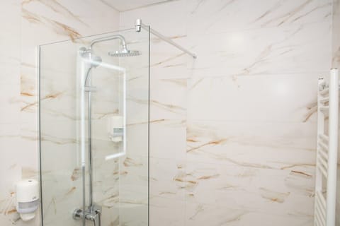 Standard Room | Bathroom | Shower, hair dryer, towels