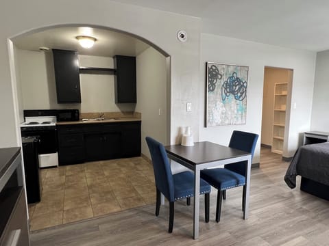 Comfort Studio Suite | Private kitchen | Mini-fridge, microwave