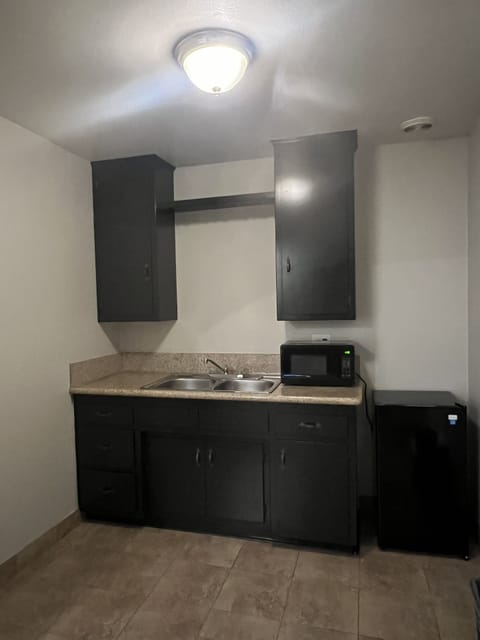 Comfort Studio Suite | Private kitchen | Mini-fridge, microwave