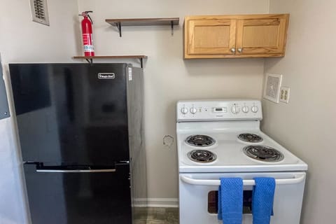 Oven and stovetop comes with plenty of baking sheets, pots, and pans.