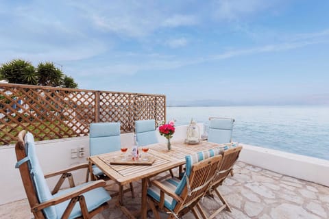 Uninterrupted sea view – Your morning coffee with endless blue