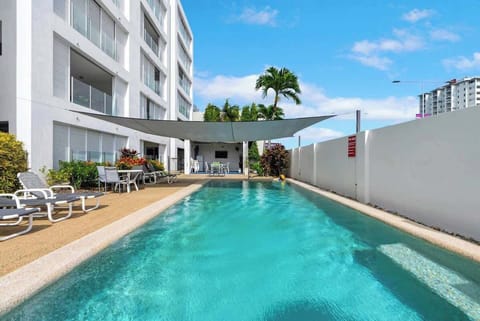 Dive into vacation mode with access to the building’s sparkling pool. Surrounded by sun loungers, it's an ideal place to relax and soak up the sun.