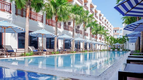Outdoor pool, pool umbrellas, sun loungers
