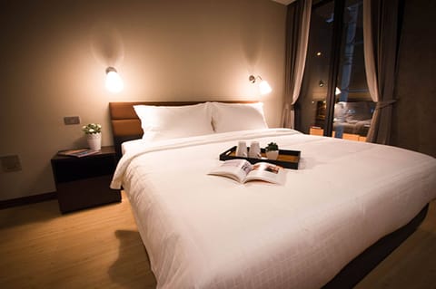 Hypo-allergenic bedding available, in-room safe, desk, blackout drapes
