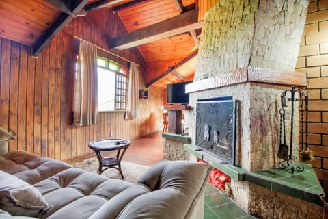 Comfort Suite | Living area | 32-inch LED TV with cable channels, fireplace