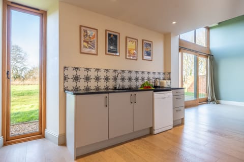 Ground floor: Well-equipped kitchen