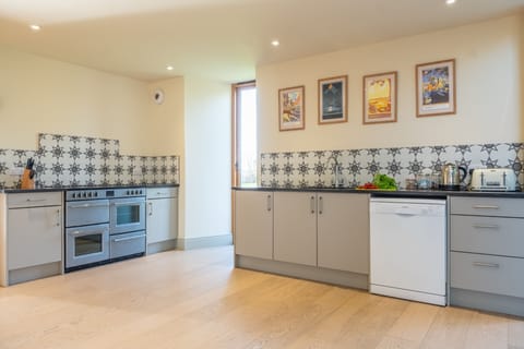 Ground floor: Well-equipped kitchen