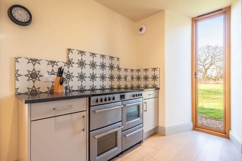 Ground floor: Well-equipped kitchen