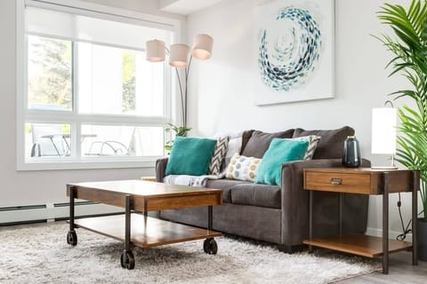 Sink into the sofa chaise with your blanket and
pillow, and flick on the lamp to create the perfect ambiance
