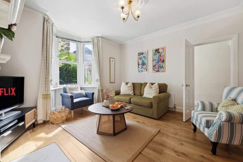 Spacious living area with comfy sofa and flat-screen TV installed with ready-to-use Netflix app at Blue Puffin Stays Short Lets & Serviced Accommodation