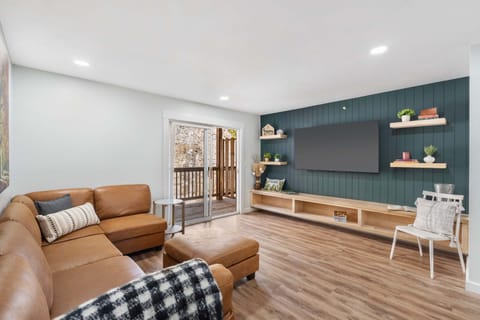 Condo, Multiple Beds, Kitchen, Garden View (Vineyards Stonewall Escape) | Living area | 42-inch flat-screen TV with digital channels