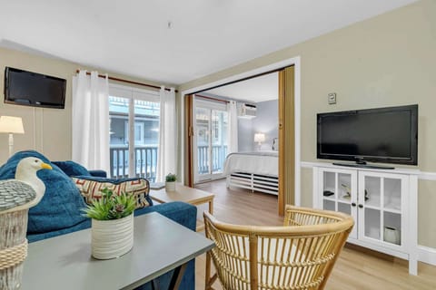 Condo, 1 King Bed with Sofa bed, Balcony (All is Wells) | 1 bedroom, individually decorated, individually furnished, free WiFi