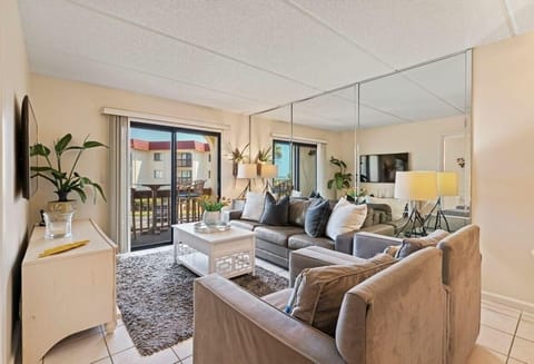 Home Decor, Furniture, Indoors, Living Room, Couch