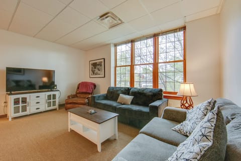 New Kensington Vacation Rental | 2BR | 1BA | 1,100 Sq Ft | Step-Free Access