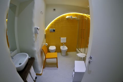 Double Room | Bathroom | Shower, free toiletries, hair dryer, bidet