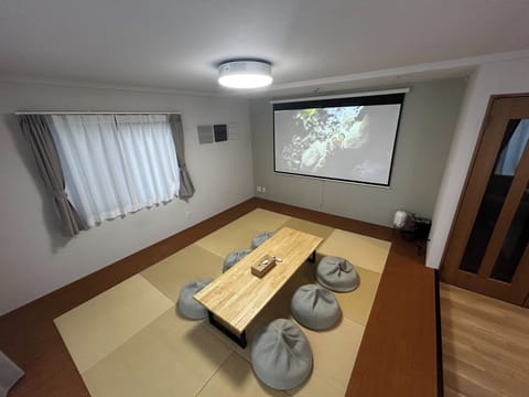 Living room (1 sofa bed/5 futons)