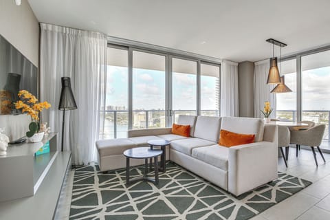 Hollywood Vacation Rental | 3BR | 2.5BA | 1,361 Sq Ft | Step-Free Access