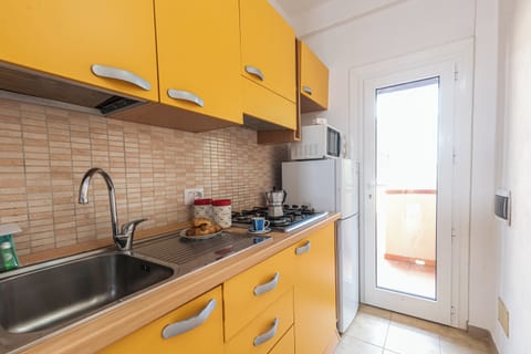 Fridge, oven, stovetop, coffee/tea maker