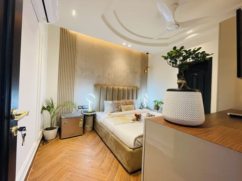 Desk, blackout drapes, iron/ironing board, free WiFi