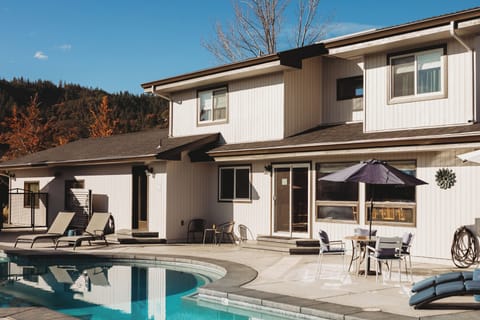 Poolside living in Central Point. ✨ The perfect spot to unwind after a day of wine tasting or exploring the Oregon trails.