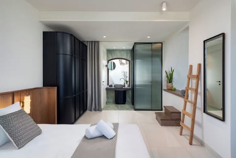 Premium Room with Jetted Tub & Partial Sea View | In-room safe, soundproofing, iron/ironing board, free cribs/infant beds