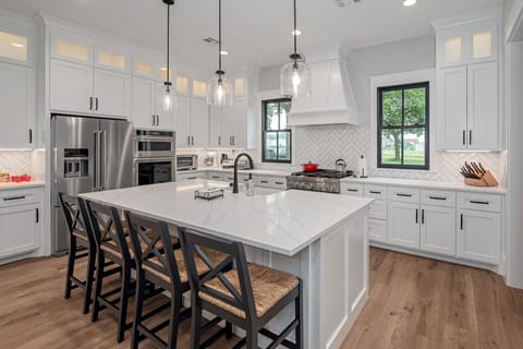 Ample kitchen amenities