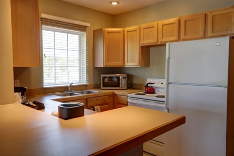 Deluxe Room, 1 King Bed with Sofa bed, Kitchen, Lake View | Private kitchen | Mini-fridge, microwave, coffee/tea maker, dining tables