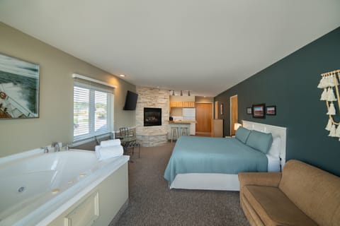 Deluxe Room, 1 King Bed with Sofa bed, Kitchen, Lake View | Private kitchen | Mini-fridge, microwave, coffee/tea maker, dining tables