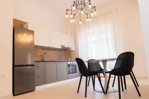 Deluxe Apartment, City View | Private kitchen