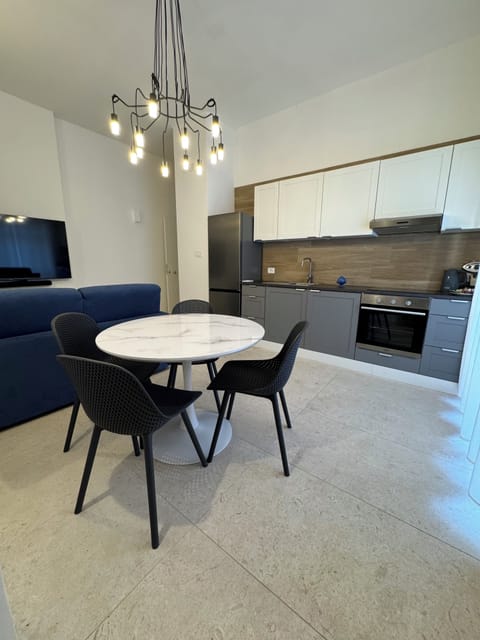 Deluxe Apartment, City View | Private kitchen