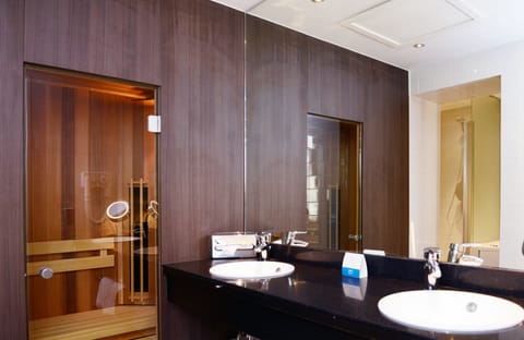 Suite | Bathroom | Eco-friendly toiletries, hair dryer, towels