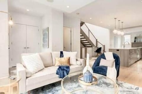 Stylishly furnished luxurious living room 0c19675 f50c 4870 ae61 8d19982cb89b